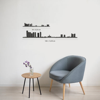 Comparativa de tamaños del skyline de Manchester en acabado negro: 50 cm y 100 cm de ancho, con alturas proporcionales y grosor de 6 mm.