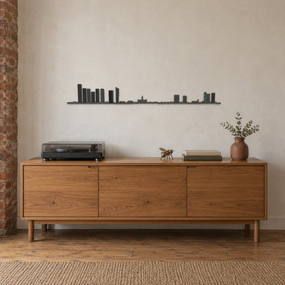Skyline de Manchester negro de 100 cm sobre un aparador de madera, en un hogar con decoración inspirada en la ciudad.