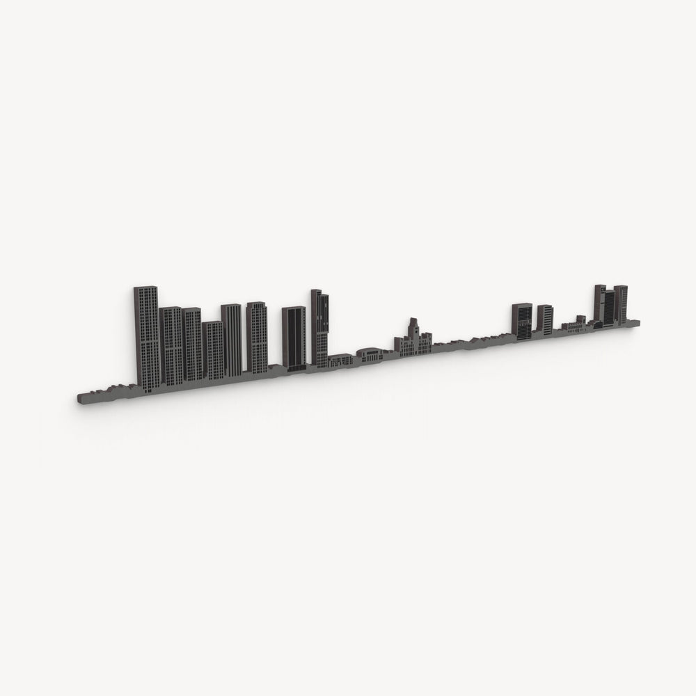 Silueta negra de Manchester en diagonal sobre fondo del tono de la web (#F7F6F4), con edificios y perforaciones del diseño original.