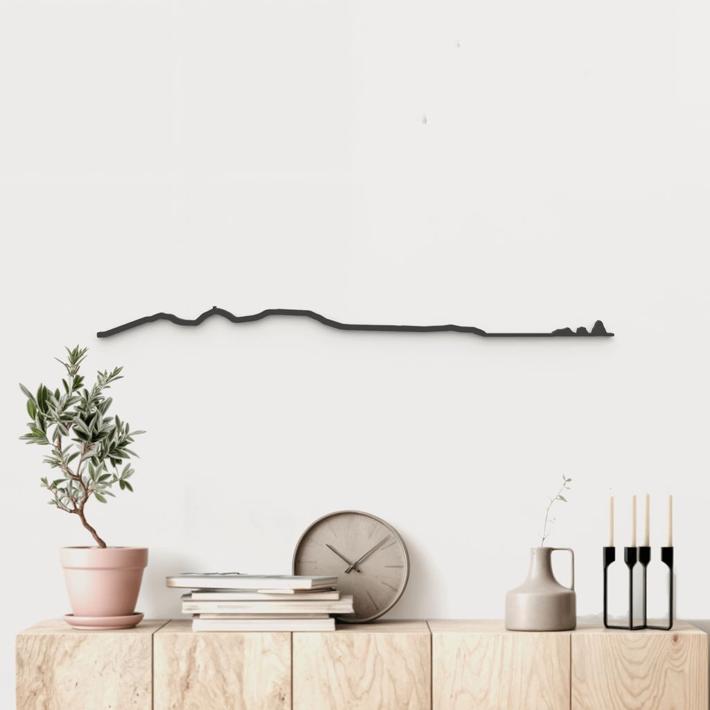 Skyline Massís del Montgrí de madera negra, silueta decorativa de pared.