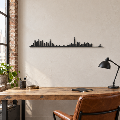 Skyline de Nueva York en madera negra sobre un escritorio de madera, junto a una ventana de estilo industrial.