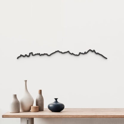 Skyline Picos de Europa de madera negra, silueta decorativa de pared.