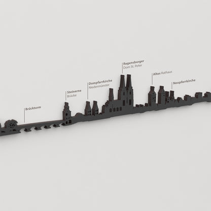 Skyline Regensburg – detalle de Brückturm en madera negra.