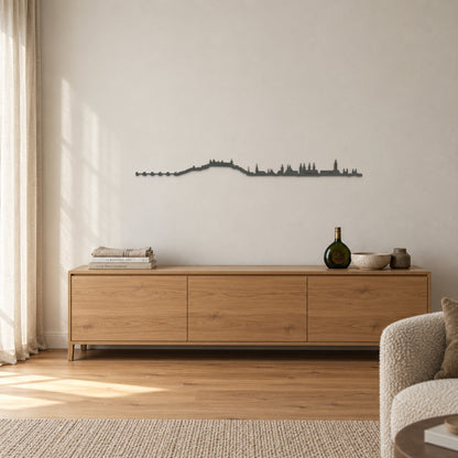 Schwarze Skyline von Würzburg, 100 cm, über einem Sideboard aus Holz in einem Zuhause mit einer von der Stadt inspirierten Einrichtung.
