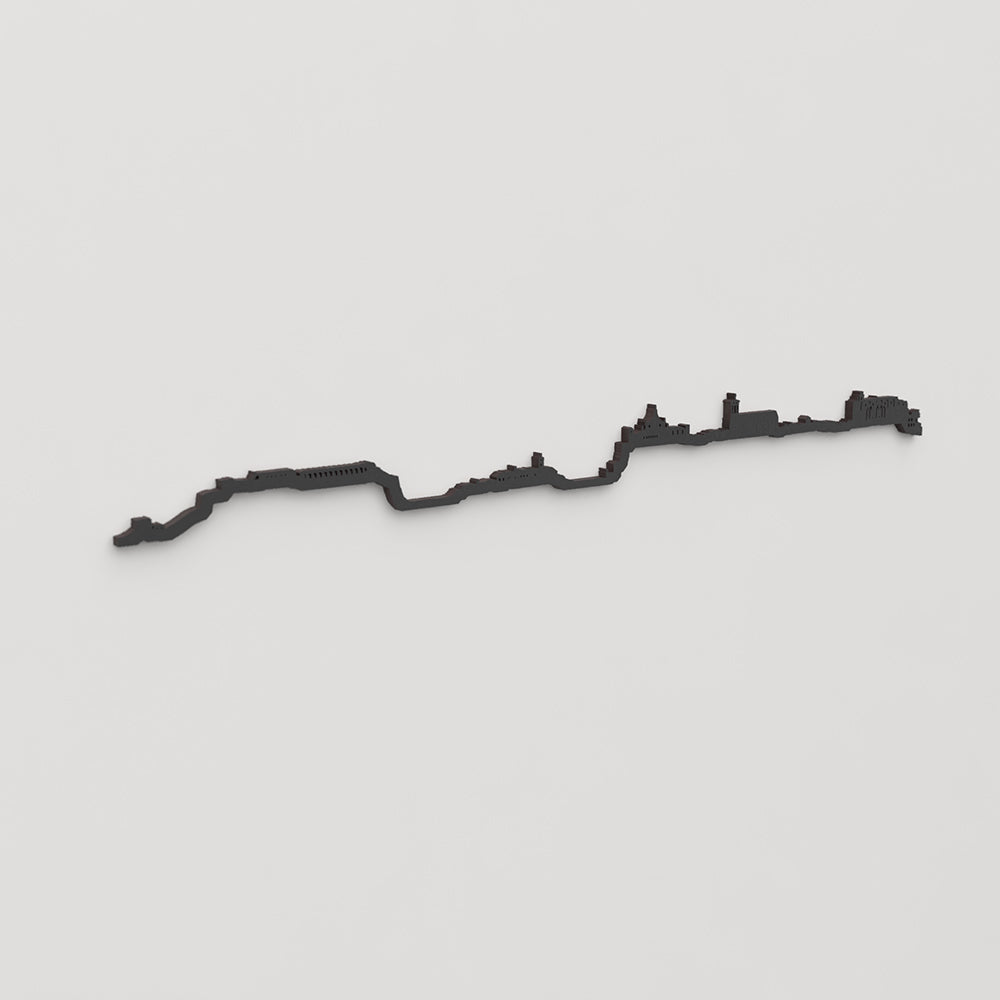 Skyline Maó en madera negra visto en perspectiva lateral.