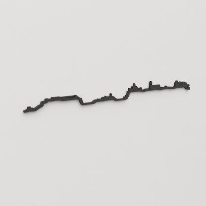 Skyline Maó en madera negra visto en perspectiva lateral.