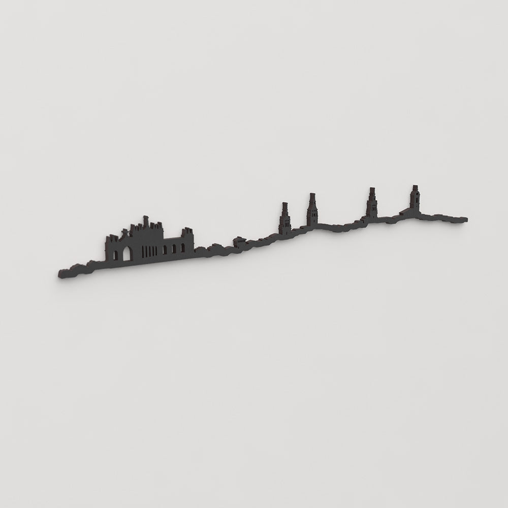 Vista en perspectiva de la silueta del skyline de Vitoria en madera negra.