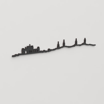 Vista en perspectiva de la silueta del skyline de Vitoria en madera negra.